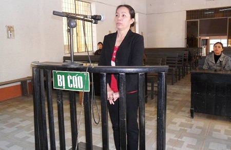 Bị cáo Phượng trước vành móng ngựa, ngày 25/11.