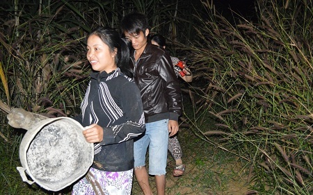 Người dân xã Đắk Drông thức trắng đêm xua đuổi voi rừng.