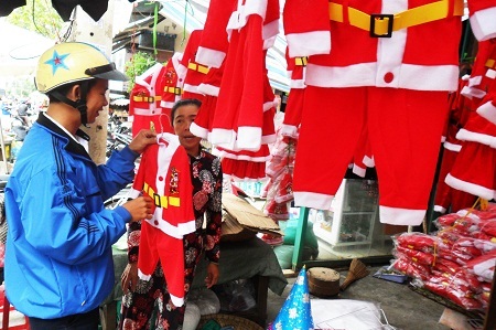 Hơn 1 tuần qua, các mặt hàng phục vụ cho lễ Noel đã ngập tràn phố núi Buôn Ma Thuột, Đắk Lắk