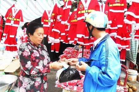 Theo các tiểu thương, sức mua đồ trang trí Noel năm nay khá ảm đạm vì kinh tế khó khăn.