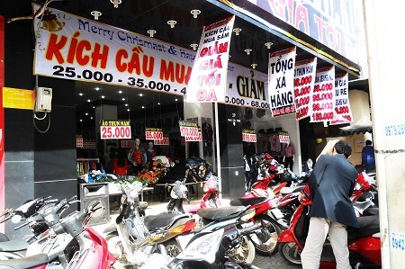 Theo các tiểu thương, sức mua đồ trang trí Noel năm nay khá ảm đạm vì kinh tế khó khăn.