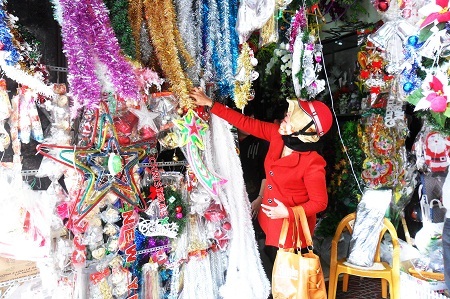 Theo các tiểu thương, sức mua đồ trang trí Noel năm nay khá ảm đạm vì kinh tế khó khăn.