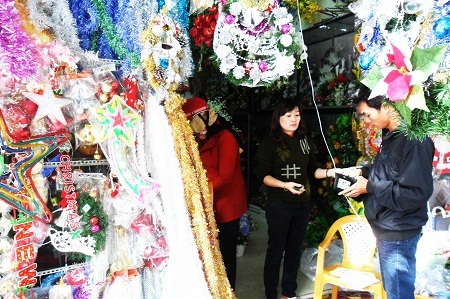 Theo các tiểu thương, sức mua đồ trang trí Noel năm nay khá ảm đạm vì kinh tế khó khăn.