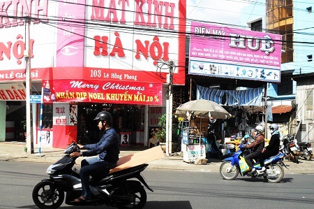 Theo các tiểu thương, sức mua đồ trang trí Noel năm nay khá ảm đạm vì kinh tế khó khăn.