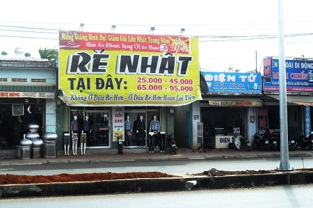 Theo các tiểu thương, sức mua đồ trang trí Noel năm nay khá ảm đạm vì kinh tế khó khăn.