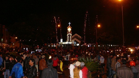 Biển người chen nhau làm lễ tại các nhà thờ