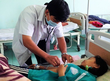 Bác sĩ đang khám cho một học sinh tái nhập viện sau vụ nổ đồ chơi lạ