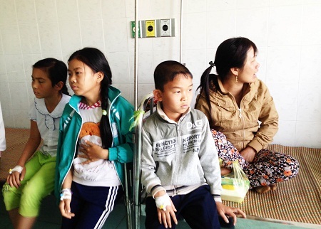 Học sinh tái nhập viện Đa khoa Đắk Nông sau vụ nổ đồ chơi lạ.