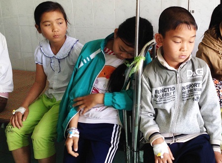 Hiện các bác sĩ đang theo dõi sát sao sức khỏe của các em sau khi tái nhập viện.