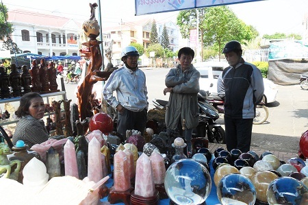 Chọn mua đồ đá.