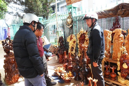 Khách hàng dạo chợ xuân hỏi mua đồ