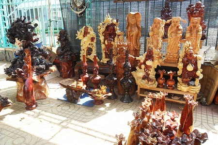 Tượng phật bằng gỗ là sự lựa chọn của nhiều người dân Tây Nguyên.
