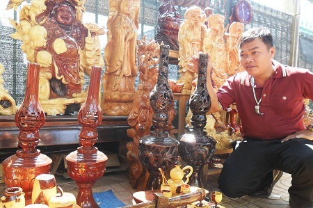 Hai cặp chân đèn ở cửa hàng anh Hải.