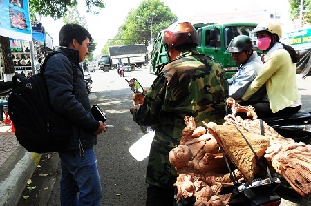 Mua tượng phật bằng gỗ quý để trưng Tết.