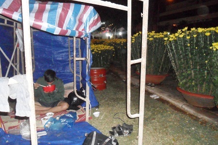 Một căn lán dã chiến được dựng lên để canh hoa tại TP Buôn Ma Thuột