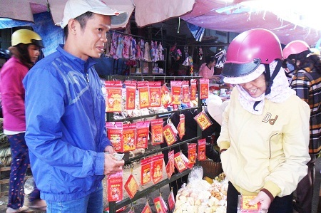 Mua phong báo lì xì trước khi năm mới đến gần.