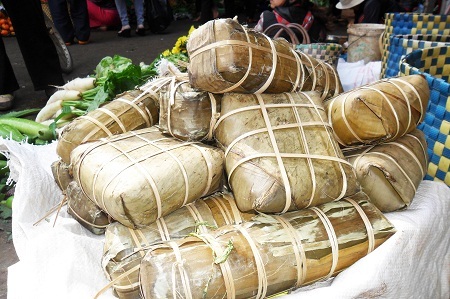 Bánh chưng, bánh tét được bày bán tại chợ Đê, phường Ea Tam, TP Buôn Ma Thuột ngày 29 Tết.