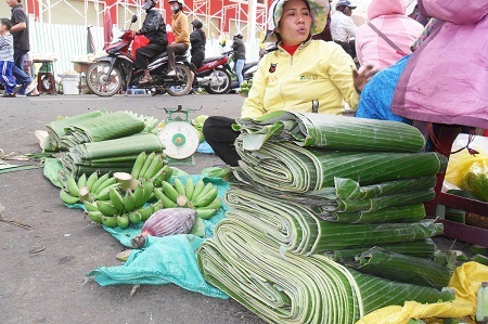 Lá chuối và lá dong phục vụ cho việc gói bánh chưng, bánh tét.