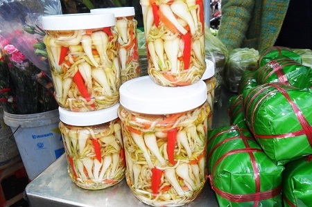 Cát trắng thay bát hương khi kết thúc năm cũ chuyển qua năm mới.