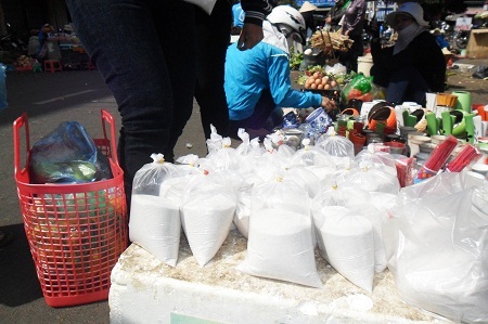 Cát trắng thay bát hương khi kết thúc năm cũ chuyển qua năm mới.