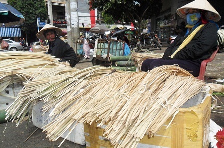 Lạt tre gói bánh chưng được bán tại chợ Trung tâm TP Buôn Ma Thuột.