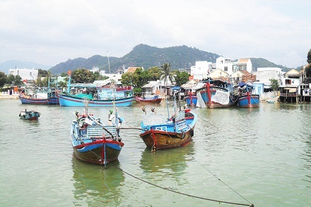 Tàu thuyền Khánh Hòa neo đậu chờ ngày ra khơi.