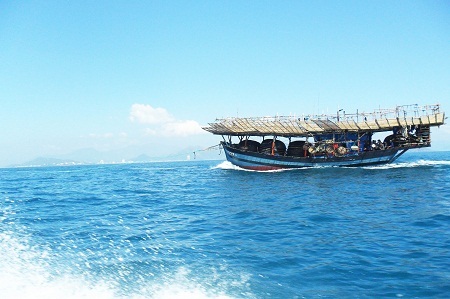 Một tàu cá được lai dắt vào vịnh Nha Trang, Khánh Hòa sau khi bị hỏng máy