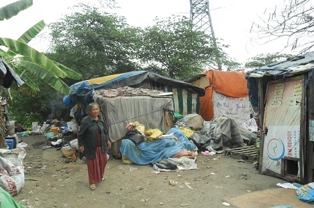 “Nhà” của người dân được làm nên từ hàng trăm thứ không tên lượm được ngoài bãi bác.