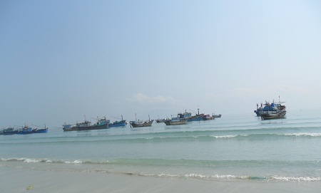 Mặc dù đã được cảnh báo biển có sóng lớn nhưng nhóm của em T. vẫn cố lẻn xuống tắm biển