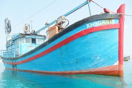 Vụ tàu cá bị tàu “lạ” tấn công: Có nên hỗ trợ ngư dân trang bị máy ghi hình?