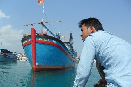 Tàu cá KH 90746-TS đã cập bờ an toàn sau khi bị tàu “lạ” khống chế, lấy nhiều tài sản trên tàu.