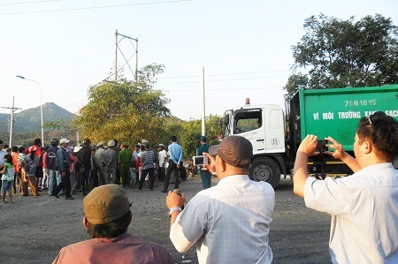 Người dân chặn xe chở rác