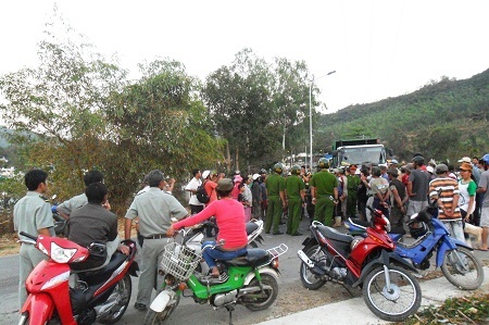 Người dân ngồi bệt xuống đường chặn xe chở rác vì cơ quan chức năng không cho họ vào nhặt rác.