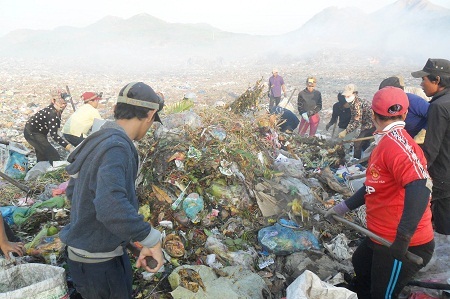 Người dân mưu sinh trên bãi rác Rù Rì