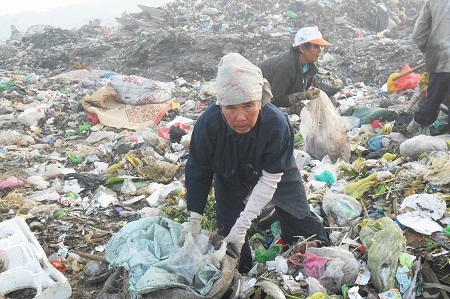 Bất cứ thứ gì bán được là họ lượm, vì họ không nhà, không nghề nghiệp và thất học...”