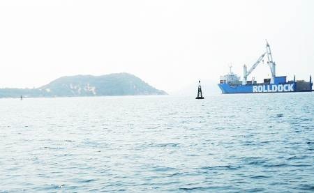 Tiếp cận tàu ngầm Kilo TP Hồ Chí Minh trên Vịnh Cam Ranh.