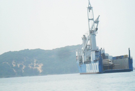 Cận cảnh tàu ngầm TP Hồ Chí Minh trên trong tàu vận tải Hà Lan.