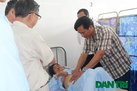 Các chuyên gia đang thăm khám cho cụ Sáu, sáng 31/3.