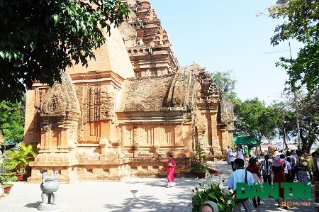 Với kiến trúc độc đáo, tháp bà Ponagar là một trong những điểm đến yêu thích của du khách.