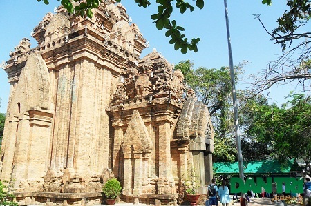 Với kiến trúc độc đáo, tháp bà Ponagar là một trong những điểm đến yêu thích của du khách.