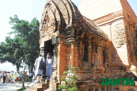 Du khách quốc tế cảm thấy thích thú khi vào bên trong tháp tham quan.