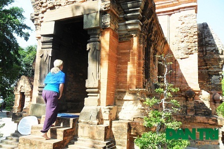 Du khách quốc tế cảm thấy thích thú khi vào bên trong tháp tham quan.