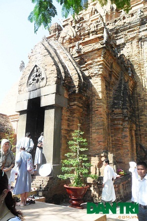 Du khách quốc tế cảm thấy thích thú khi vào bên trong tháp tham quan.