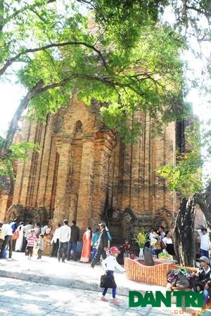 Toàn bộ quần thể tháp là công trình kiến trúc nghệ thuật đặc sắc bằng chất liệu gạch nung.