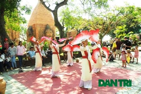 Một tiết mục múa Chăm tại khuôn viên quần thể tháp bà Ponagar.