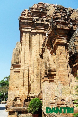 Toàn bộ quần thể tháp là công trình kiến trúc nghệ thuật đặc sắc bằng chất liệu gạch nung.