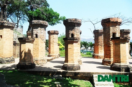 Các trụ hình bát giác ở lớp giữa quần thể khu tháp.