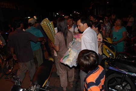 Gia đình nạn nhân đau xót sau cái chết của bé D.