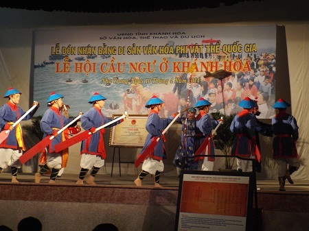 Ông Lê Xuân Thân, Phó Chủ tịch UBND tỉnh Khánh Hòa trao bằng chứng nhận cho các đình, lăng.