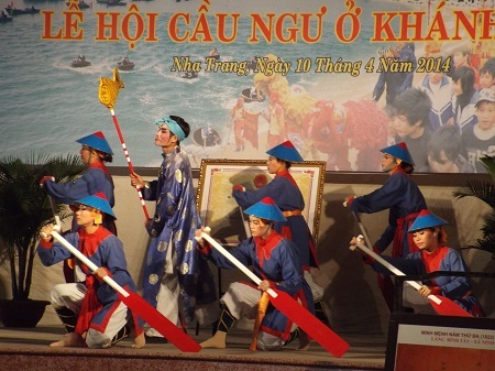 Ông Lê Xuân Thân, Phó Chủ tịch UBND tỉnh Khánh Hòa trao bằng chứng nhận cho các đình, lăng.